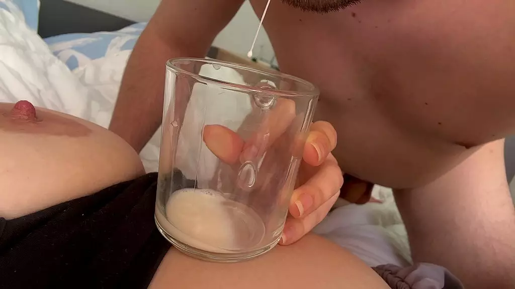 Кормлю грудью бородатого парня