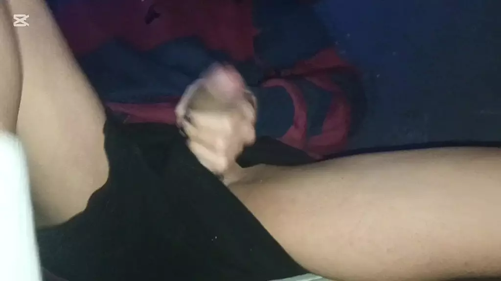 я мастурбирую в баре и сажусь на стол