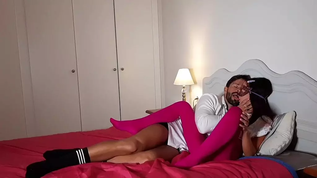 моя невинная молодая сводная сестра в пижаме хочет, чтобы мой огромный член трахнул ее тугую розовую киску в первый раз