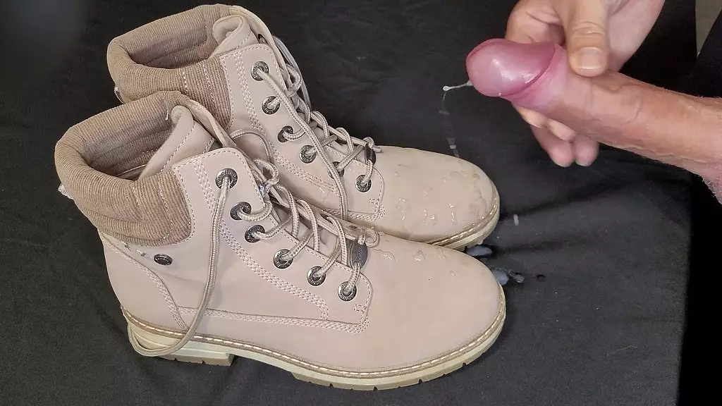 большая порция спермы на туфли лучших друзей