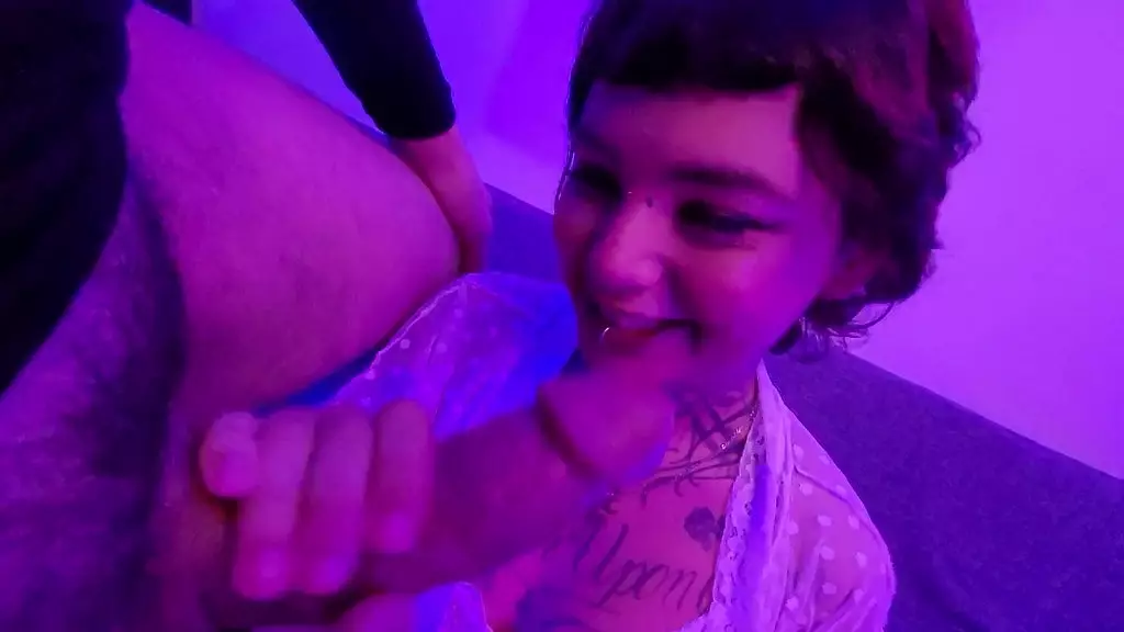 симпатичная молоденькая девушка трахается с счастливчиком и кончает, наполняя свой рот сливочной спермой!