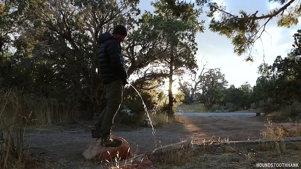 моя первая подборка клипов с писсингом в кемпинге