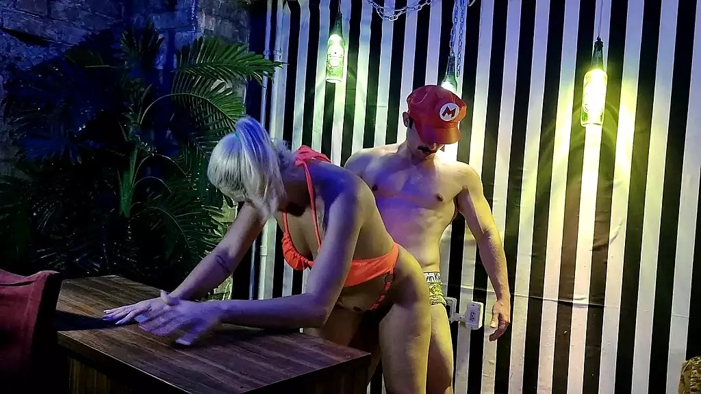 увидела павлина марио, а теперь лежу на двух стульях