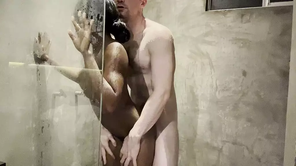 Сара Блэк принимает душ с белым мужчиной