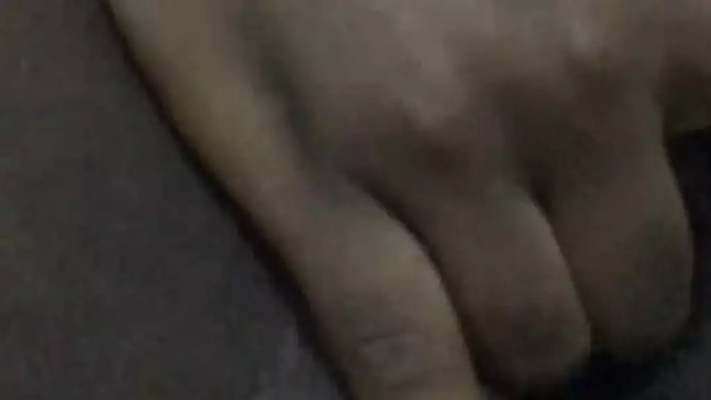 жестко и быстро дрочит мокрую черную киску