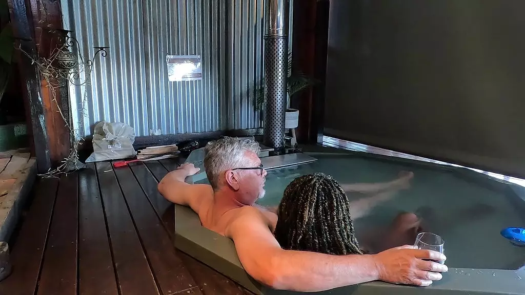 черная мамочка получает кунилингус и киску в джакузи