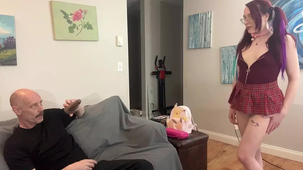 наказывая падчерицу за использование дилдо без меня, она получает кримпай