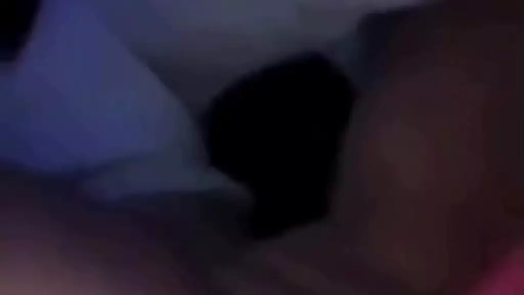 соло-леди мастурбирует игрушкой