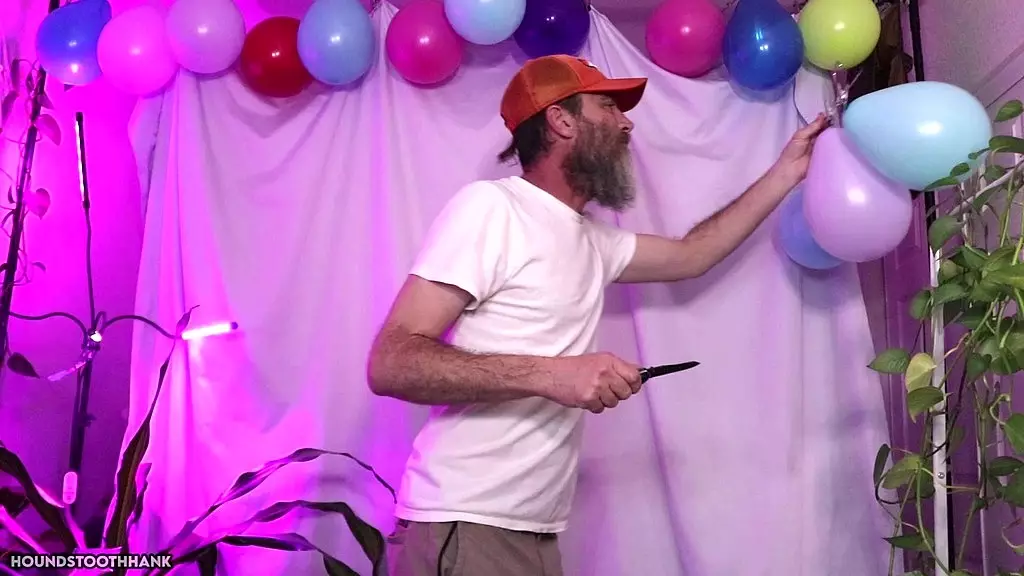 ворчливый дилф лопает воздушные шарики для вечеринки