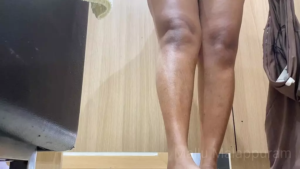 жена из Маллу примеряет сексуальные наряды и дрочит, мастурбирует в комнате для проб в торговом центре, Малаппурам, Керала