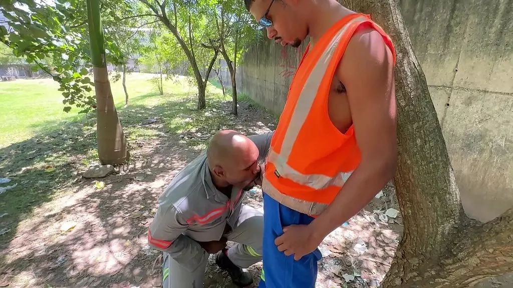 foram pegos pelas camera em plenodia do trabalho, na maior putaria no canteiro de obras
