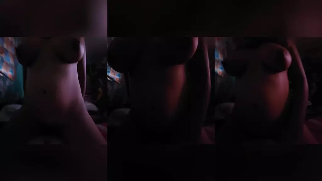 Tetas grandes naturales cabalgando (vaquera y gemidos) viendo tv