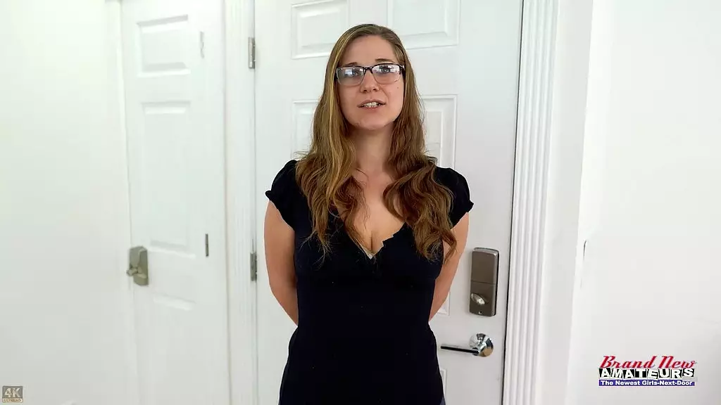 горячая брюнетка Кей Ли глубоко засовывает пальцы в свою киску и сосет твердый член!