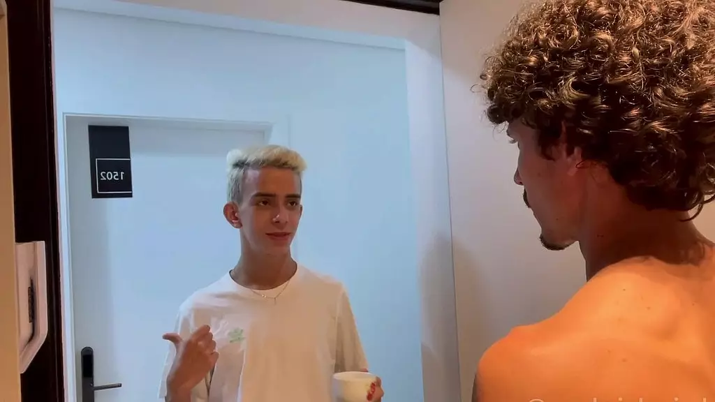 vizinho veio pedir acucar emprestado e acabou ganhando leite no cuzinho. - полностью