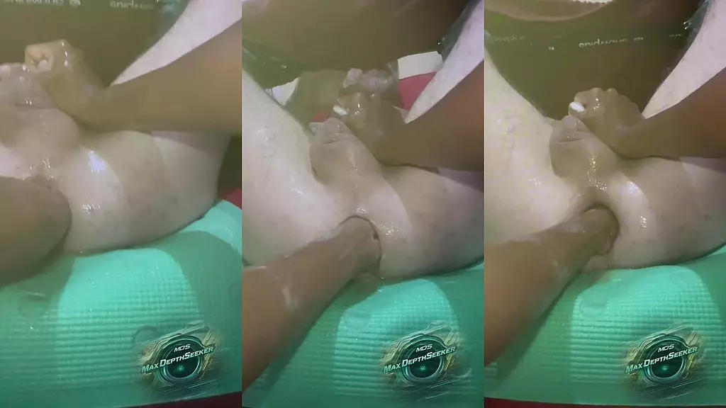 его задница расшатывается. Третий раз за сегодня фистингую его задницу