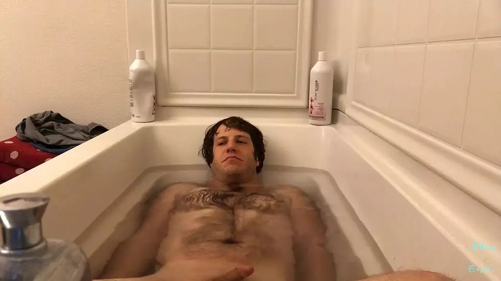 Адам Касл принимает ванну и дрочит член