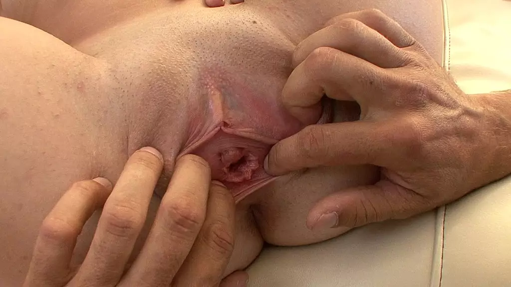 райли рид — подросток-няня, которая любит трахаться с мужчинами постарше