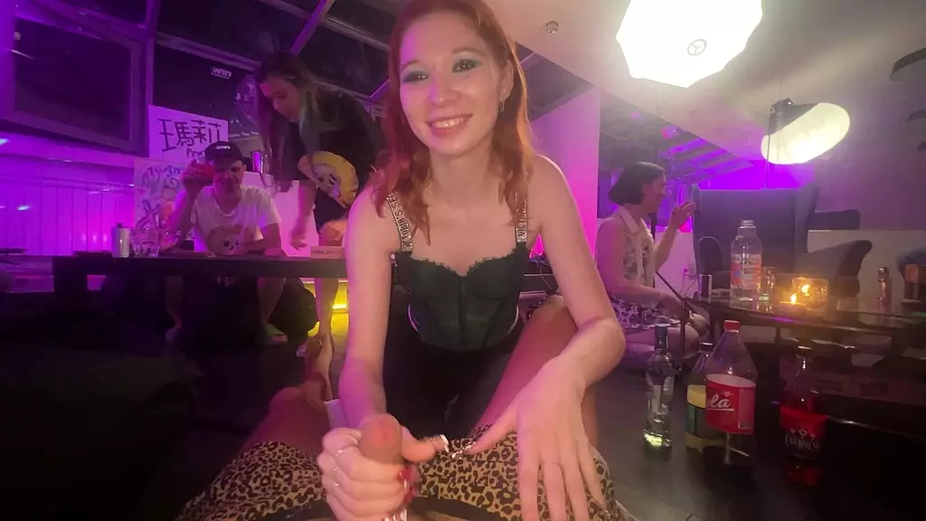 18-летний рыжий парень ошеломил всех публичным минетом в игровой вечер