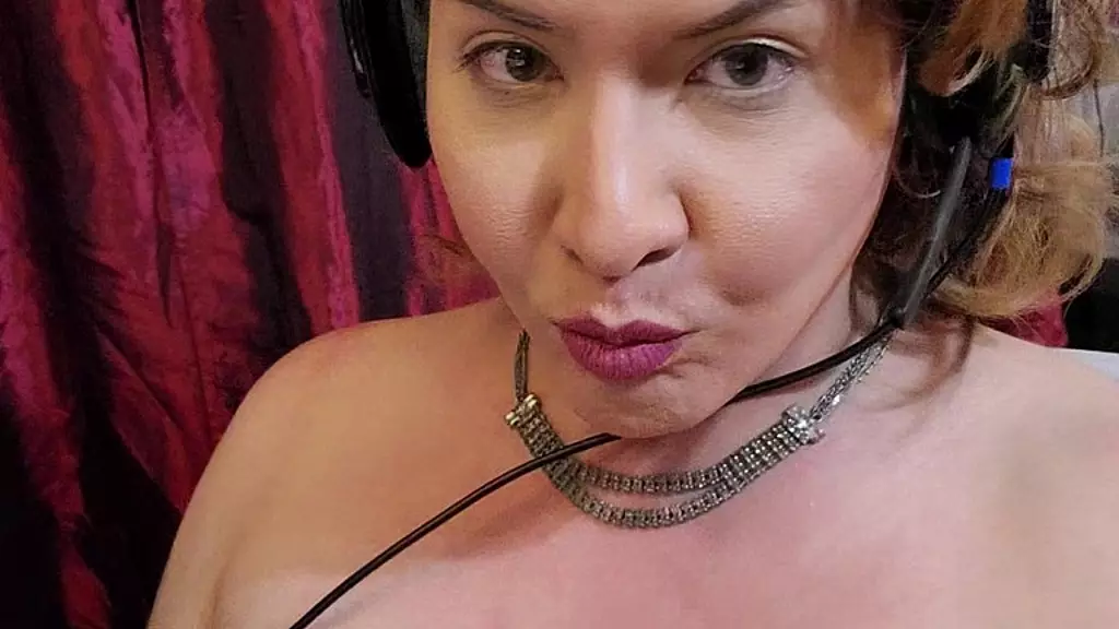 красивая в розовом, полностью загруженная и готовая выложить сливочную порцию спермы