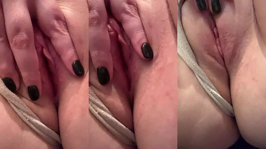 прикосновение к киске крупным планом