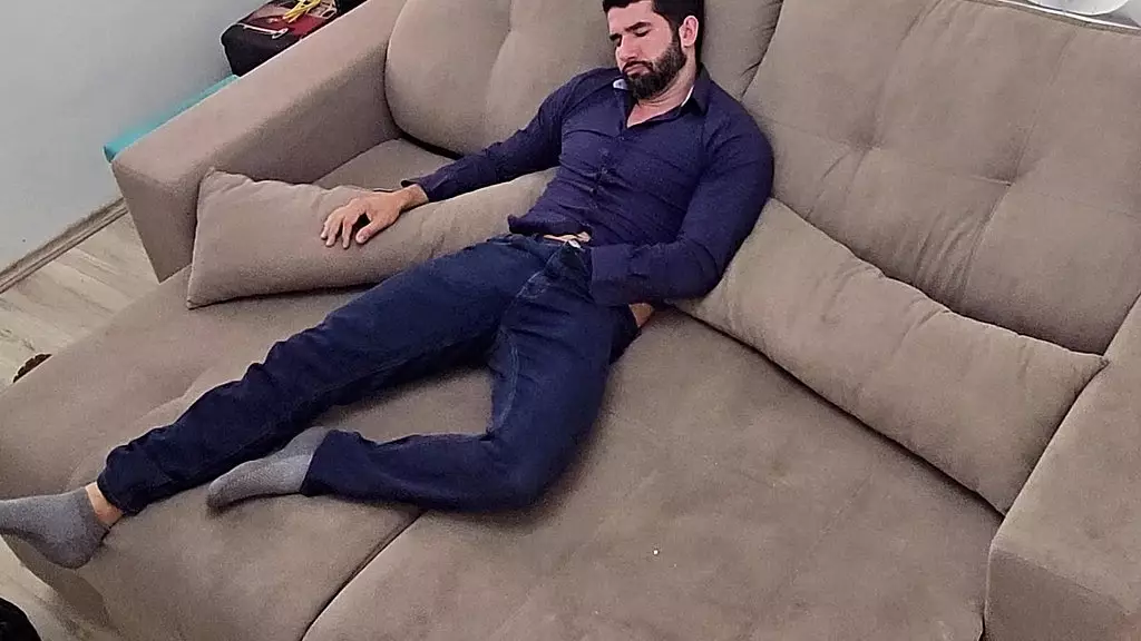 приходит домой с работы и дрочит