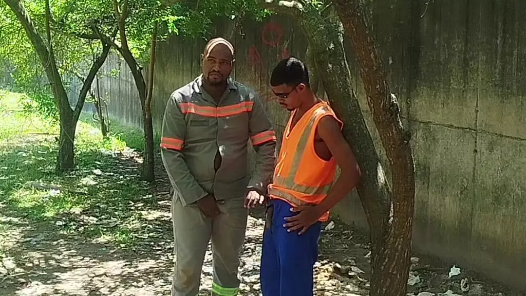 охранник автомобилей, acabou metendo leite no rabo dooperario no Intervalo de trabalho 