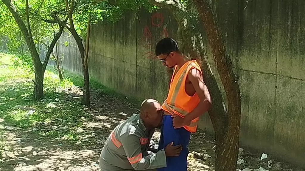 negao saiu da obra pra dar o cuzao pro guardador de carros do parkóre 