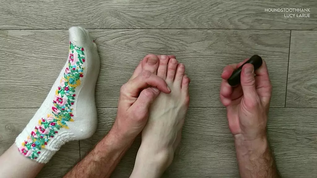 пожилые руки подстригают ноготки на ногах