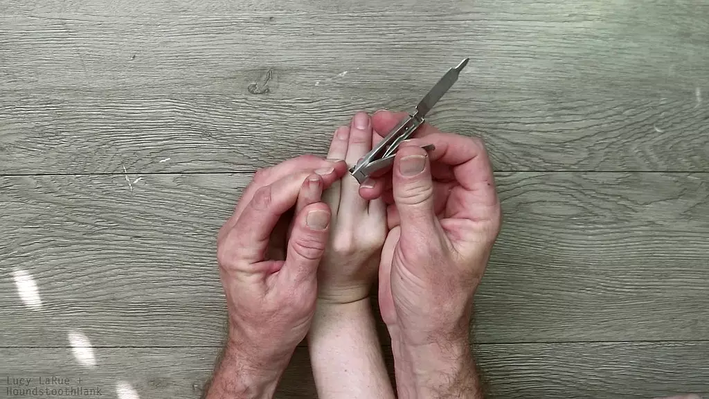 старшие руки подстригают натуральные ногти на мизинцах pov