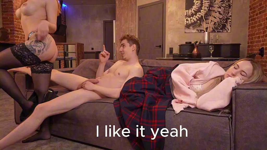 я сделал подарок своей девушке, я трахался с ее другом, но кто-то добрался до моей спермы