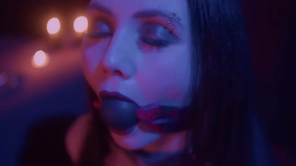 извращенный муж писает на лицо своей девушки и трахает ее из задницы в рот