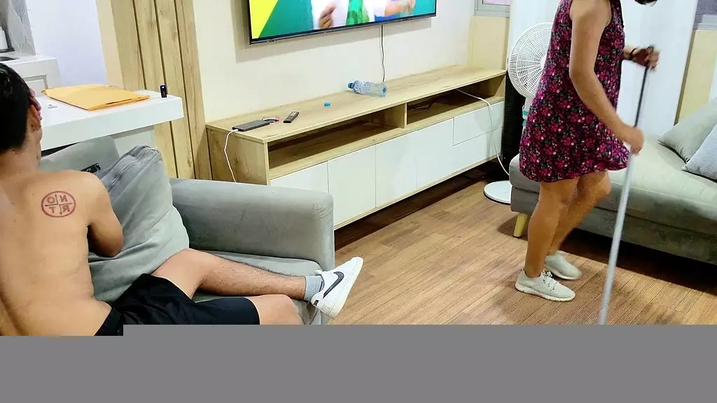 домашняя работница занимается сексом втроем со своим боссом и его пасынком