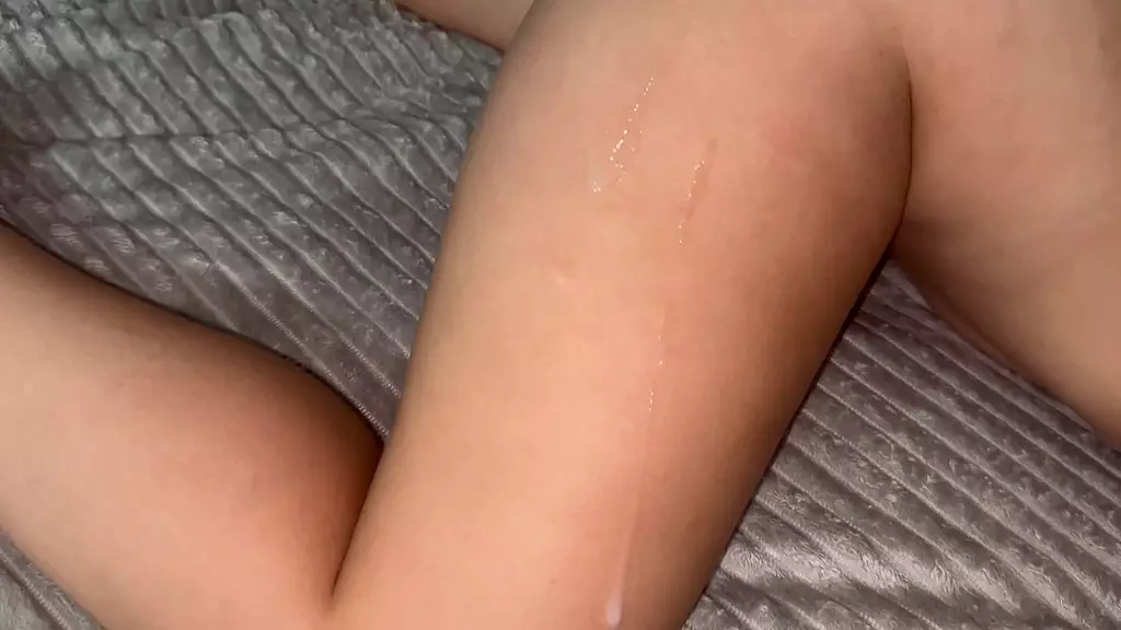 моя мачеха просила меня не беспокоить ее. но я не смог устоять и трахнул ее