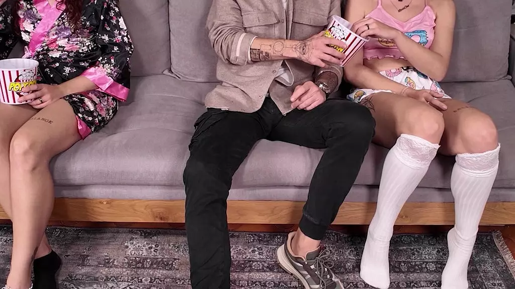 семейный киносеанс извращенцев! невинная падчерица-подросток используется для удовольствия отца