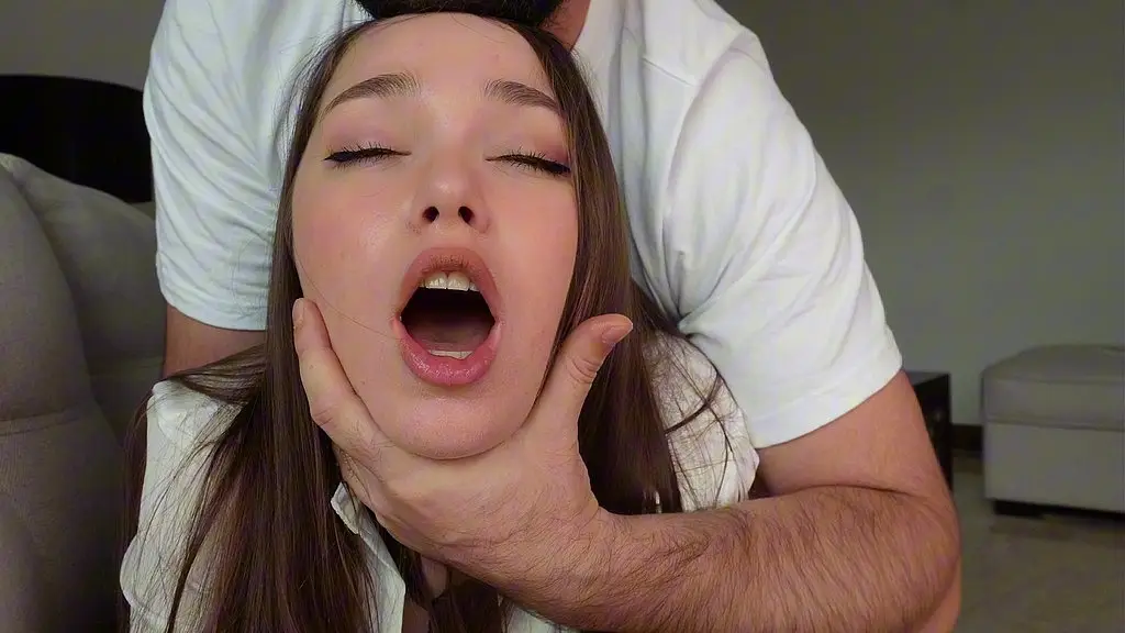 анальный секс с молодой сексуальной брюнеткой. растягивая ее тугую задницу