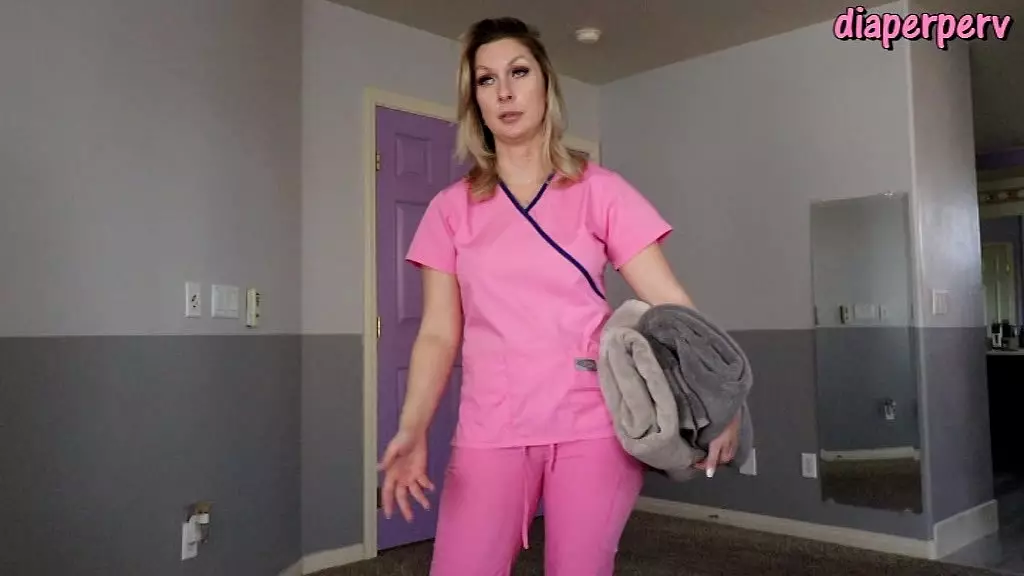 равнодушная раздраженная домработница застает тебя за дрочкой