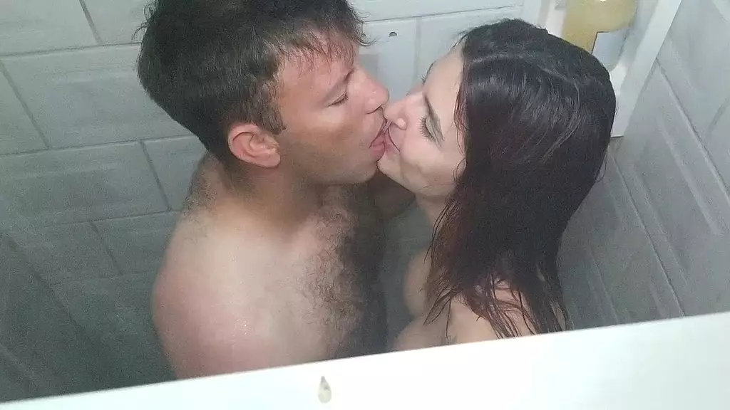 ela invadiu o banho dele e pediu porra