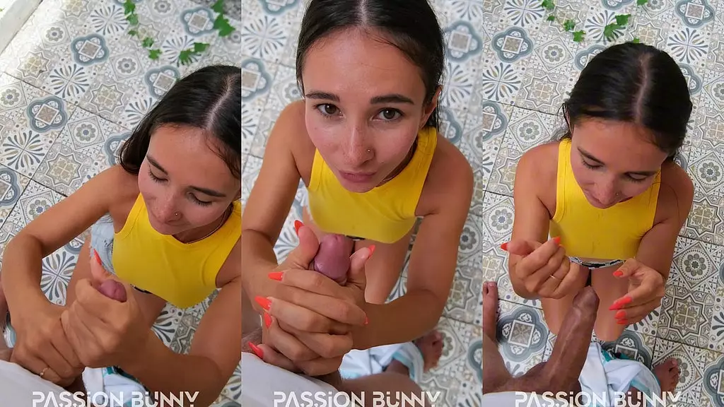 она сосет мой член и ест сперму на заднем дворе