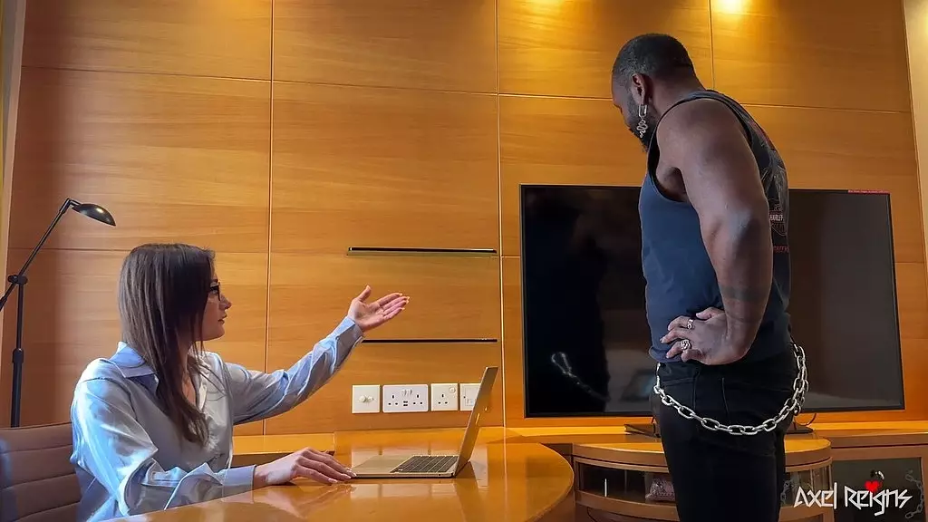 миниатюрная офисная милфа трахается в задницу BBC