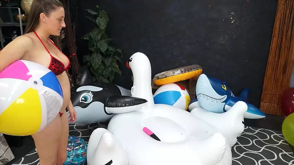 Мелани Хикс, возбужденная надувными лодками, мастурбирует