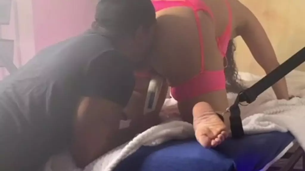 светлокоженка в розовом нижнем белье трахается