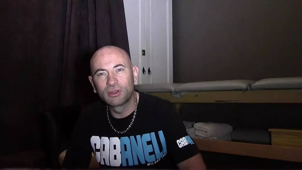 2017 французское секс-видео любитель без презерватива с Джесс Ройан, реклама молодого французского чувака с большим членом