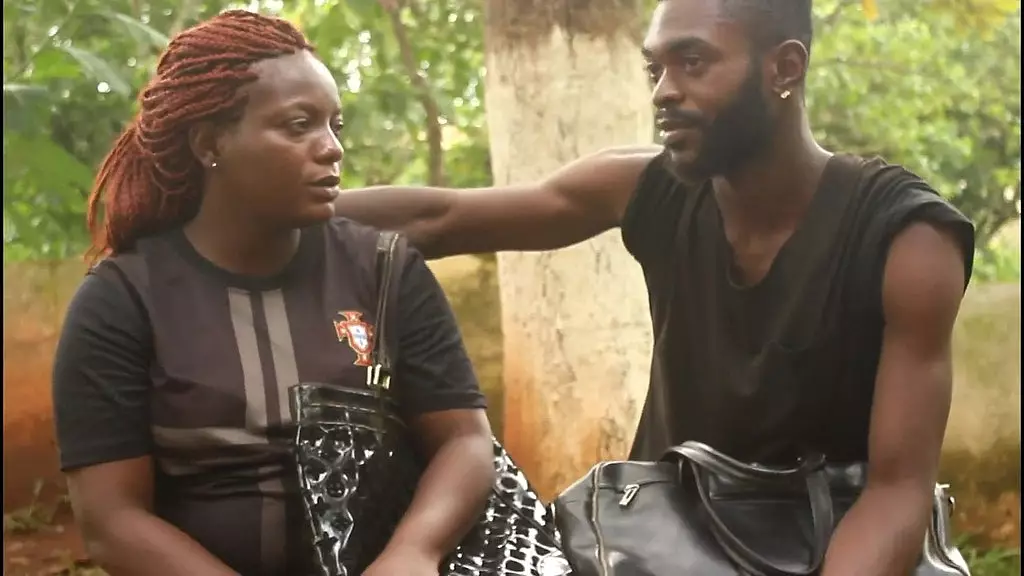 эти два туриста, пересекая дорожки в парке, могли вместе открыть для себя неизведанные места и незабываемые моменты