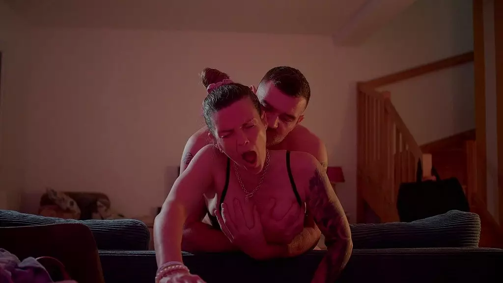 мое нижнее белье возбудило его, поэтому он трахнул меня как зверь и кончил мне на лицо