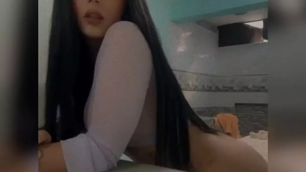 подросток транссексуал дана получает член в рот и задницу