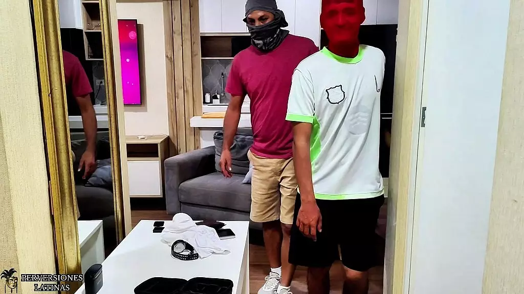 Dos ladrones intraron en my casa y me follaron, por fin cumpli mi fantasia de roleplay bdsm