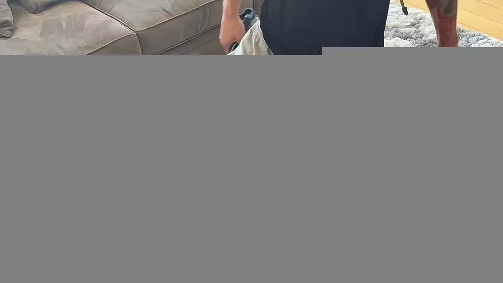 жесткое унижение педика - поклонение ступням, пинки/шлепки по мячу, жесткие шлепки