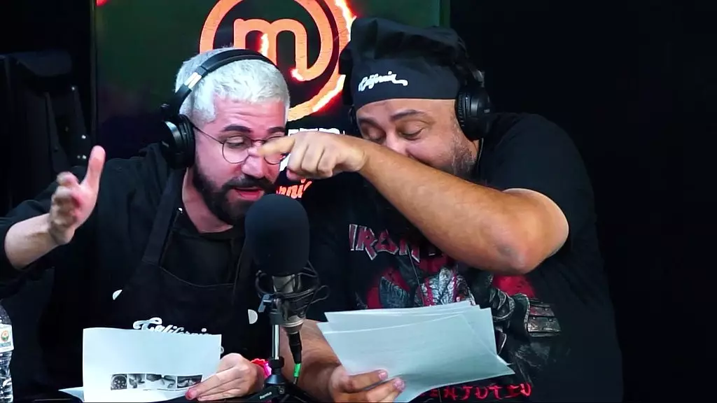 девушка трахает свой пучок, пока он целуется