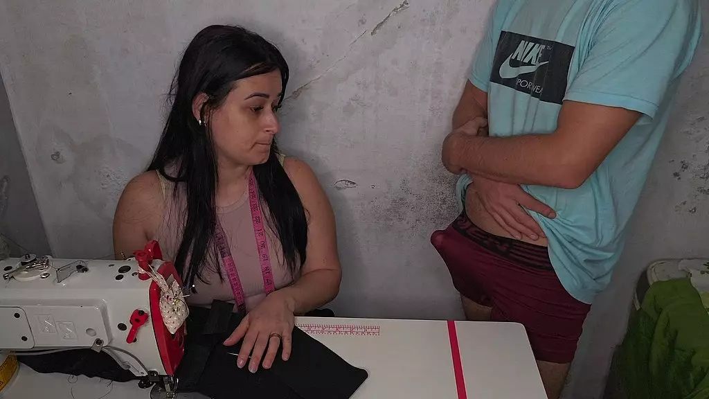 Costureira fica excitada ao ver erecao do cliente