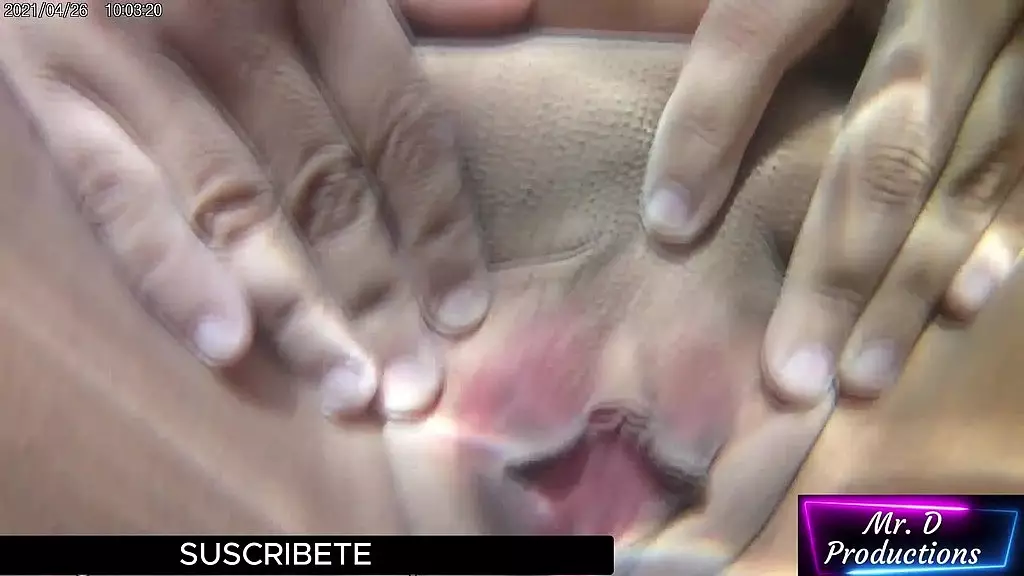 эксгибиционизм и публичная мастурбация на открытом воздухе. возбужденная молодая девушка играет со своей большой киской в реке полностью голая. любительница вуайеризма, эксгибиционизма и доггинга